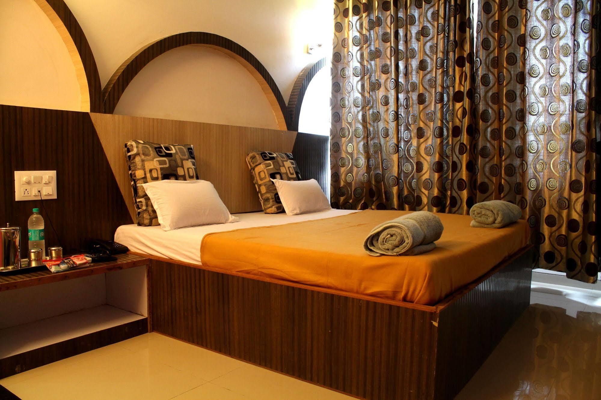 Hotel Malhar Palace Shirdi Eksteriør billede