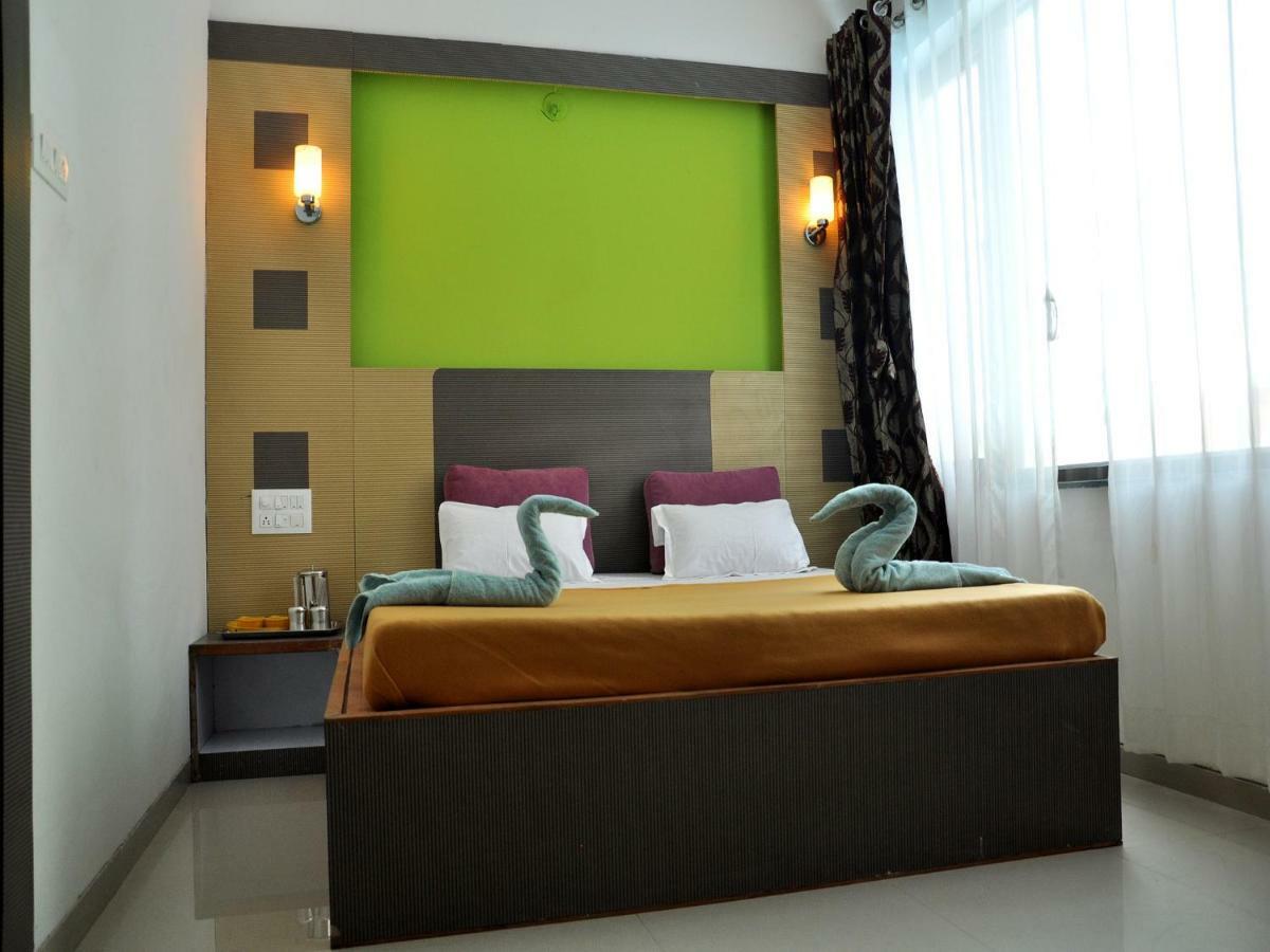 Hotel Malhar Palace Shirdi Eksteriør billede